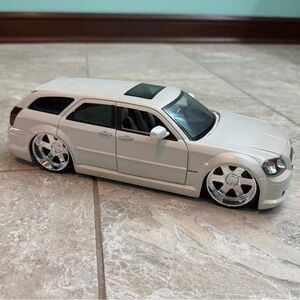 Dodge Magnum Diecast Car 1/18 Scale